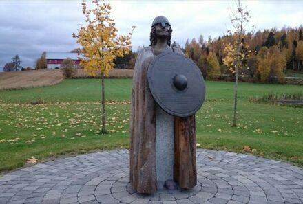 Skjoldmoya statue 2